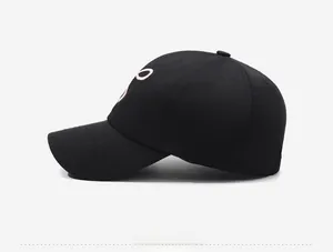 Vue latérale d'une casquette de baseball noire avec broderies roses et visière
