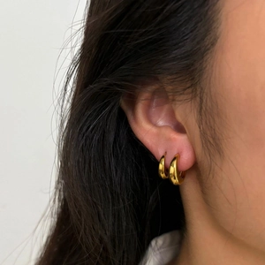 Boucles d'oreilles créoles dorées en acier titane poli au design goutte d'eau