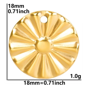 Détail de breloque en acier doré de 18mm avec une texture rayonnante de soleil