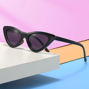Lunettes de soleil œil de chat vintage pour enfants avec monture noire et verres foncés