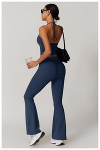 Détail d'un ensemble de yoga bleu foncé avec haut dos nu licou et pantalon évasé