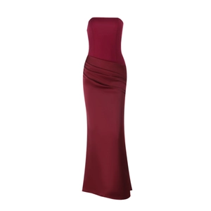 Détail de la robe de soirée en satin bordeaux avec plis à la taille et coupe sirène