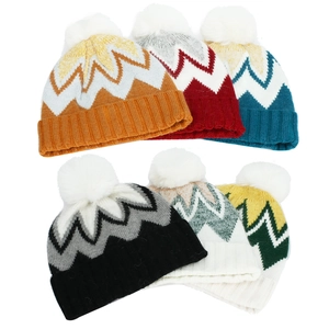 Bonnets en tricot rayé pour l'hiver avec pompon en fausse fourrure en six coloris