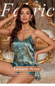 Vue détaillée d'un ensemble de pyjama en satin sarcelle avec imprimé floral et col en V