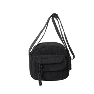 Borsa a tracolla in velluto a coste nero con tasca frontale e tracolla in tessuto