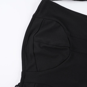 Gros plan d'un haut ajusté avec bordure en dentelle noire délicate et maille texturée