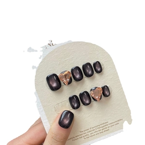 Faux ongles carrés courts avec effet œil de chat sombre et strass en cœur rose