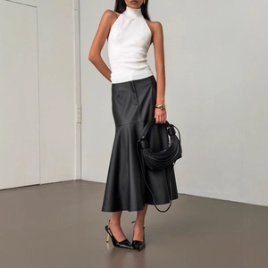 Jupe midi en similicuir noir à taille haute avec haut blanc dos nu pour femme