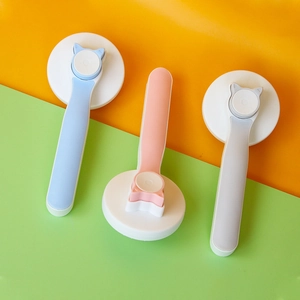 Tre spazzole per la toelettatura dei gatti in blu, rosa e grigio con punte in acciaio