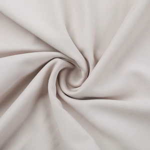 Détail macro du tissu en maille côtelée gris clair montrant élasticité et beau drapé