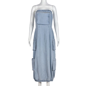 Dettaglio del vestito a tubino in denim azzurro con ampie tasche cargo e cerniera