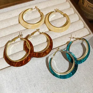 Tre paia di orecchini a cerchio vintage in acetato color crema, ambra e verde