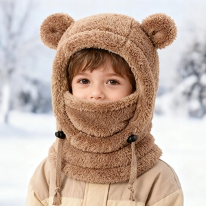 Détail du bonnet d'hiver en peluche marron avec masque intégré et cache-cou chaud