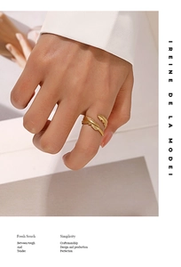 Detail des 18K vergoldeten Federrings mit feinen Texturen und verstellbarem Band