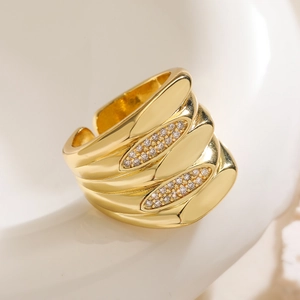 Three-layer wavy gold ring with pavé zircons in a minimalist geometric open design