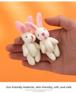 Dettaglio di ciondoli a forma di coniglietto in peluche bianco fatti a mano morbidi