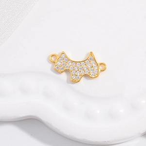 Vue macro du pendentif terrier en or 18 carats avec micro-pavé de zircones pour DIY