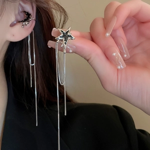 Détails de boucles d'oreilles étoile en argent avec émail noir et de longs glands fins