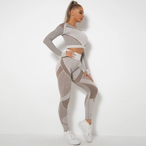 Dettaglio del set da yoga senza cuciture con motivi geometrici e trama in mesh
