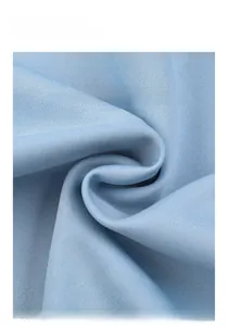 Detailansicht aus hellblauem 100% Polyester-Gewebe mit Köperstruktur und weichem Fall