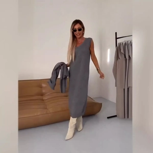 Abito lungo in maglia senza maniche grigio scuro con cardigan coordinato e stivali bianchi
