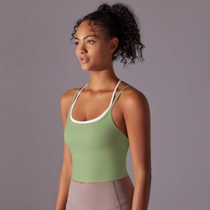 Détail des bretelles croisées sur le soutien-gorge de sport vert en tissu brossé