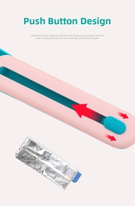 Détail du presse-purée pour chat avec bouton poussoir coulissant et guide ergonomique rose