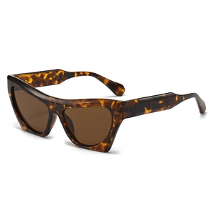 Fashionable cat eye sunglasses with tortoiseshell frame and gradient brown lenses