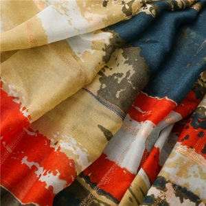 Vue détaillée du foulard en voile rétro avec fils dorés et motifs d'encre