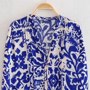 Elegant blue and white floral print long sleeve V-neck blouse with button-down design