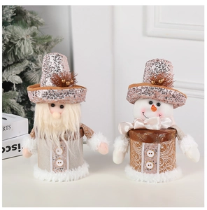 Dettaglio di barattoli natalizi con cappello di paillettes rosa e figure di Babbo Natale