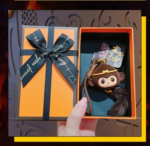 Cartoon-Affenplüsch-Schlüsselanhänger mit goldenem Stirnband in Geschenkbox