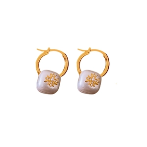Boucles d'oreilles créoles plaquées or 18 carats avec perles et détails en zircone cubique