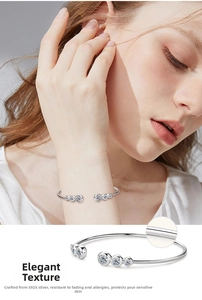 Dettaglio di un bracciale aperto in argento 925 con pietre di moissanite scintillanti