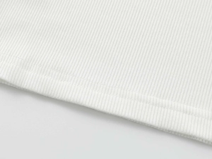 Detailaufnahme der weißen Rippstrick-Textur und der professionellen Doppelnaht-Verarbeitung