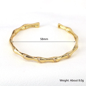 Dettaglio del bracciale dorato stile bambù con zirconi, diametro 58mm, peso circa 8g