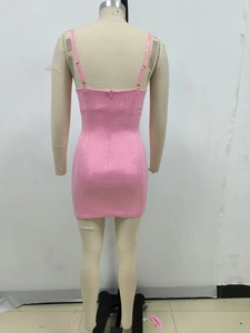 Détail d'une mini robe rose à paillettes avec fines bretelles et fermeture éclair