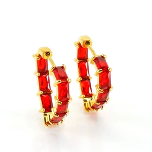 Boucles d'oreilles créoles C en titane plaqué or 18K avec zircones rouges rectangulaires