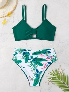 Zweiteiliger dunkelgrüner Bikini mit tropisch bedrucktem High-Waist-Höschen und Stranddeko
