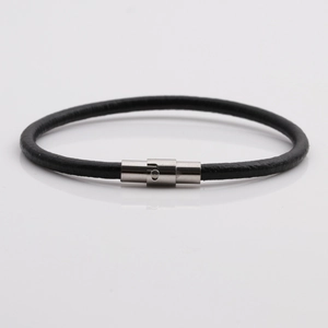 Bracciale minimalista in pelle intrecciata nera con chiusura magnetica argento su fondo bianco