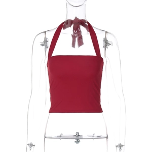 Vue détaillée d'un haut court rouge dos nu ajusté présenté sur un mannequin transparent