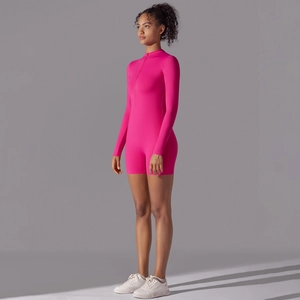 Vista laterale di una tutina sportiva fucsia aderente con zip frontale e maniche lunghe