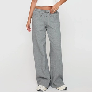 Détail d'un pantalon gris à taille haute avec cordon de serrage et maille douce