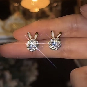 Orecchini a lobo a forma di coniglio dorato con smalto bianco e zirconi brillanti