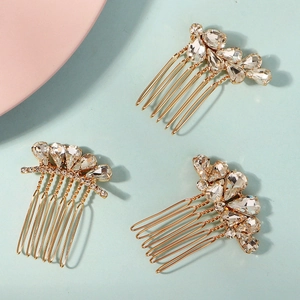 Tre pettini per capelli da sposa dorati con strass e cristalli su sfondo azzurro