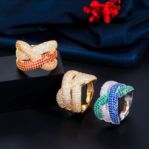 Lussuoso anello a incrocio con zirconi colorati placcato in oro e argento puro