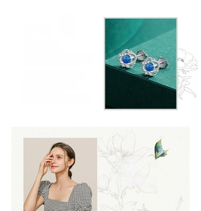 Makroansicht und Tragebeispiel der Blumen-Ohrstecker mit Opal und Kristallen