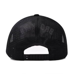 Vue détaillée de l'arrière en maille respirante et de la fermeture snapback réglable