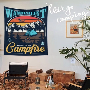 Détail de la tapisserie de camping avec graphismes vintage wanderlust et feu de camp