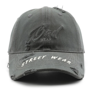 Gewassen grijze katoenen baseballpet met distressed details en borduursel